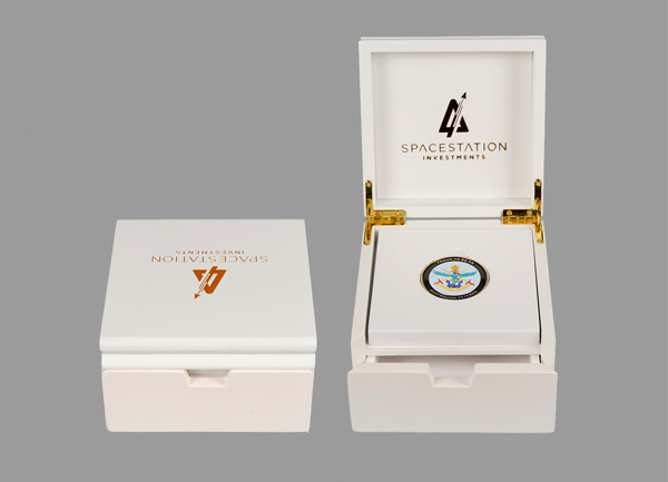 白色单枚纪念币展示木盒